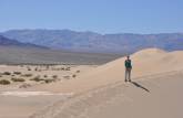 Caminhando nas Mesquite Dunes, no Death Valley National Park, na Califórnia - EUA